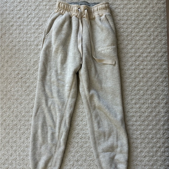 Abercrombie & Fitch Pants - Abercrombie Cream Fleece Joggers Size XS